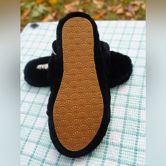 Ugg Fluff Yeah "BLACK"  NEW Women SIZE 6 - Picture 5 of 5